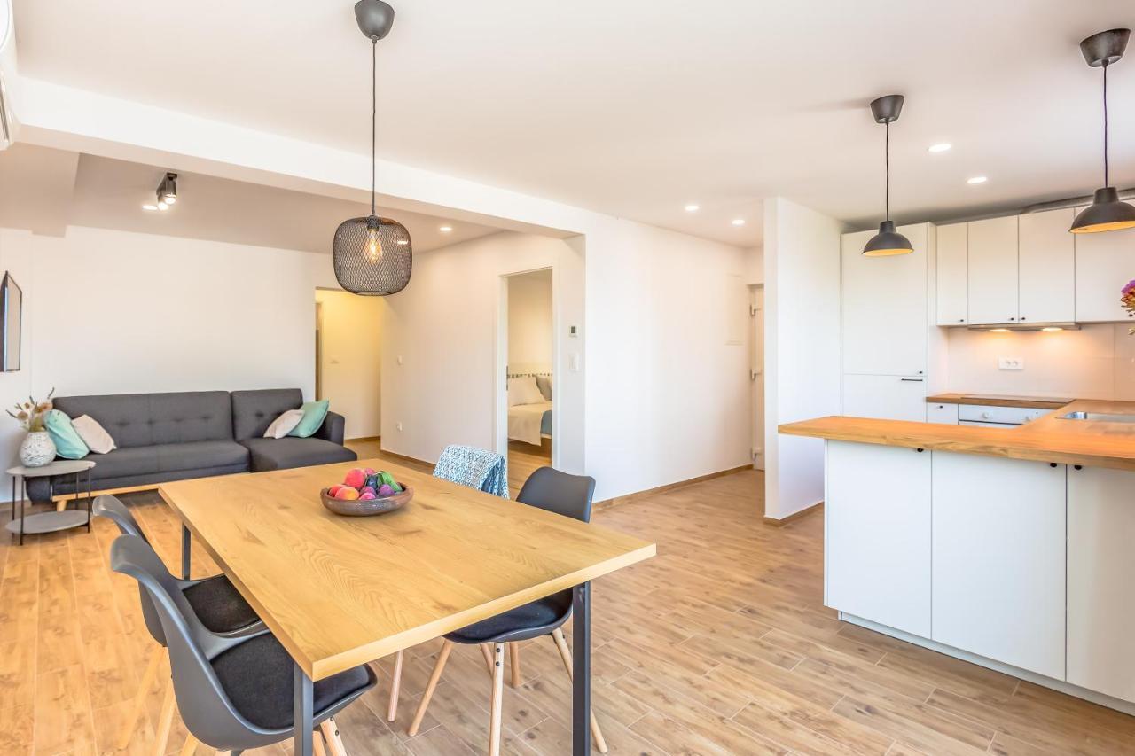 Adris Apartments Omis Bagian luar foto