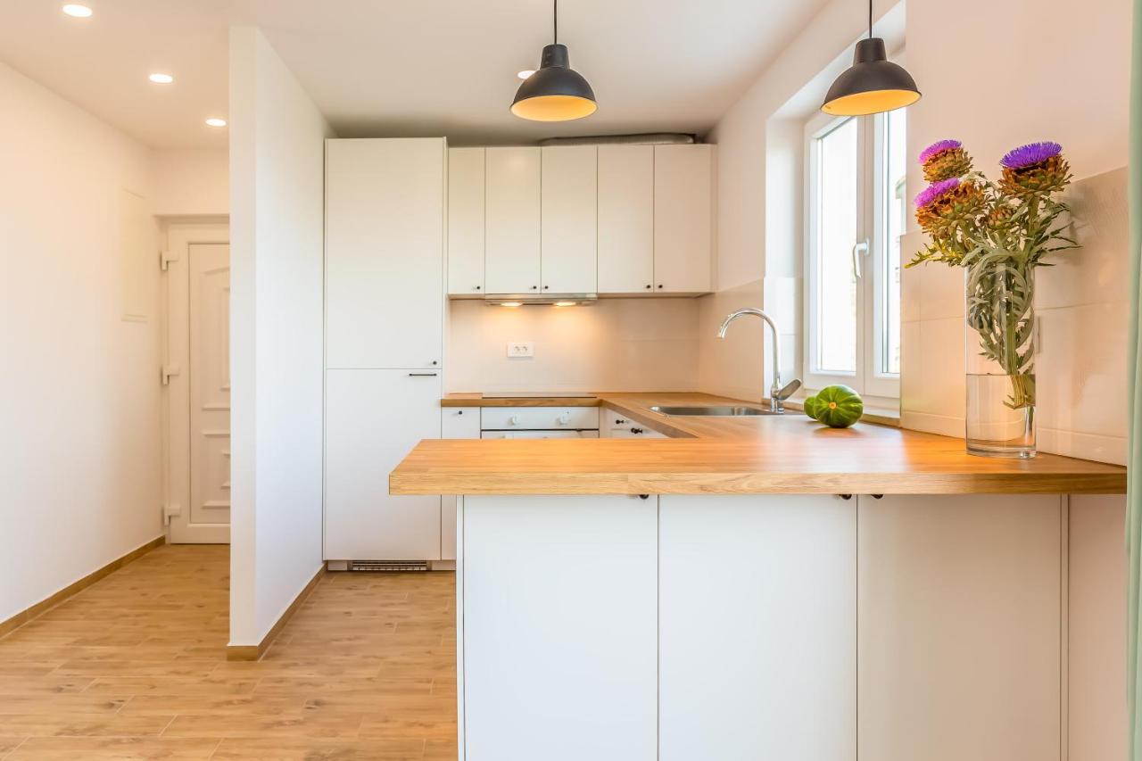 Adris Apartments Omis Bagian luar foto