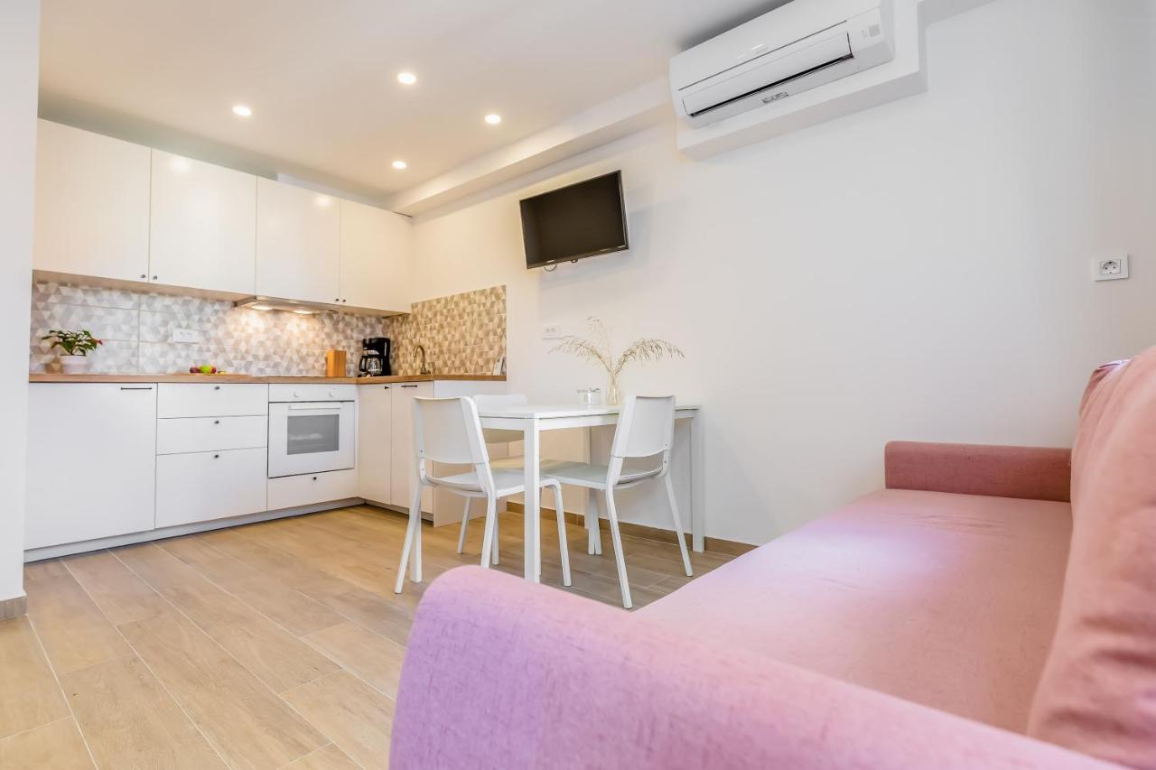 Adris Apartments Omis Bagian luar foto