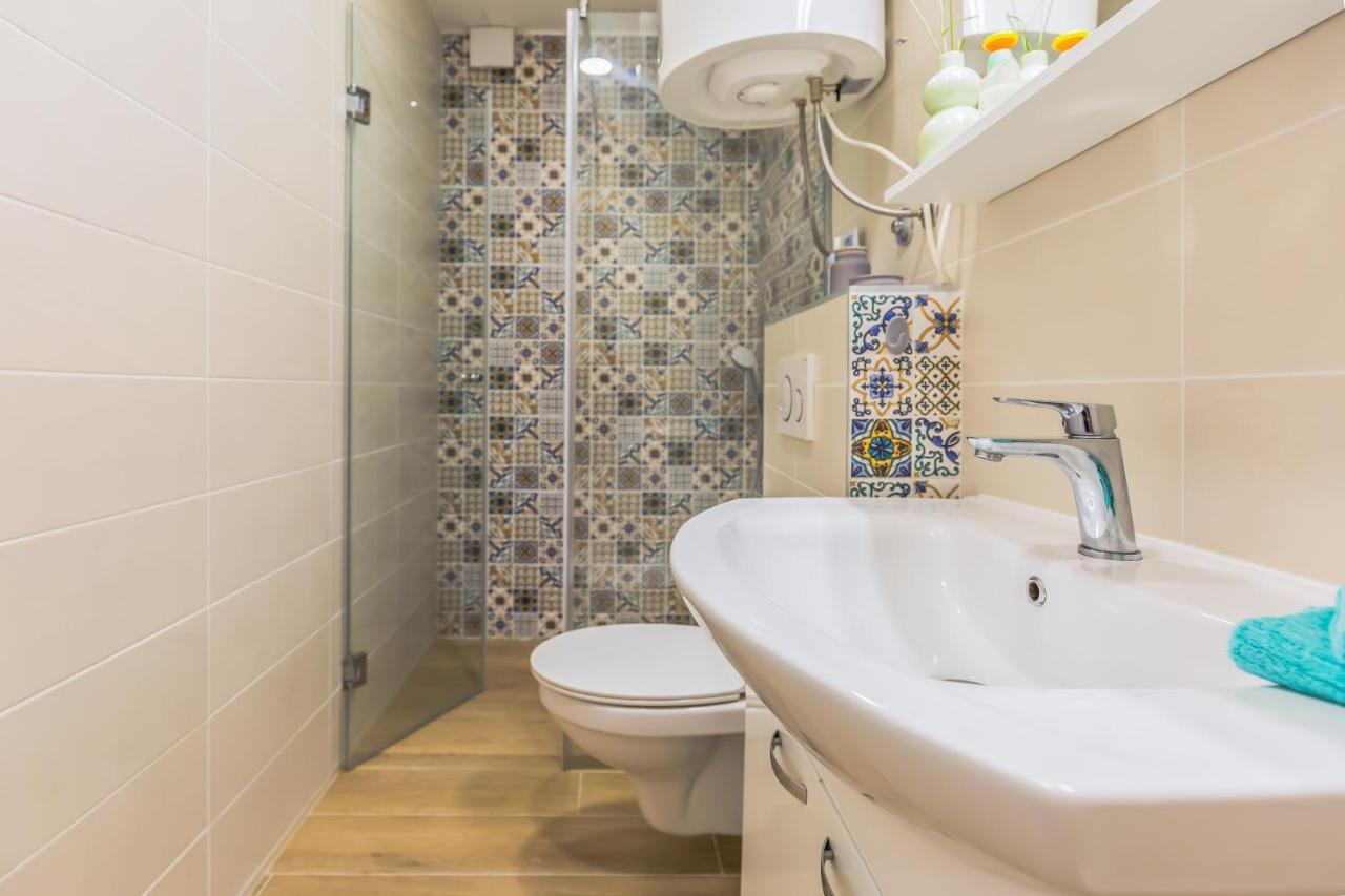 Adris Apartments Omis Bagian luar foto