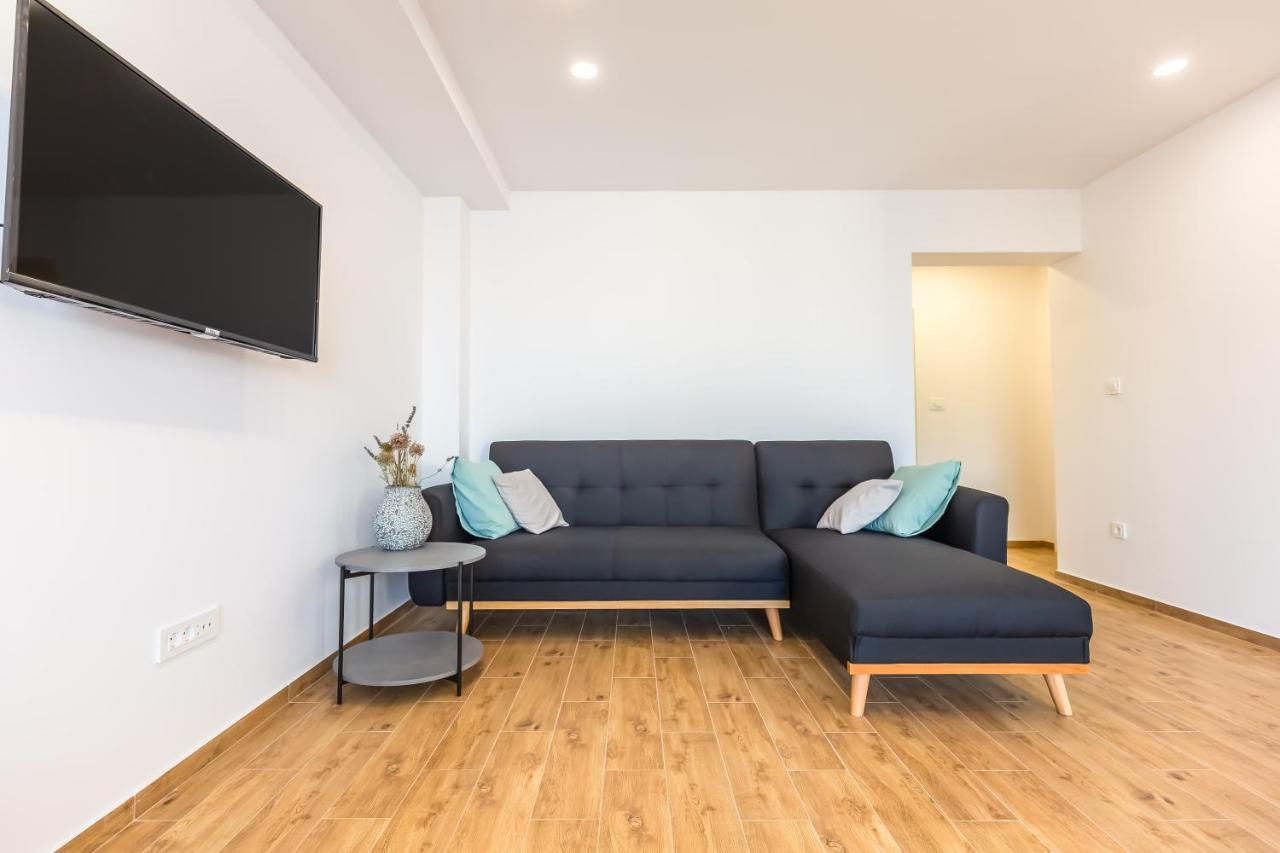 Adris Apartments Omis Bagian luar foto