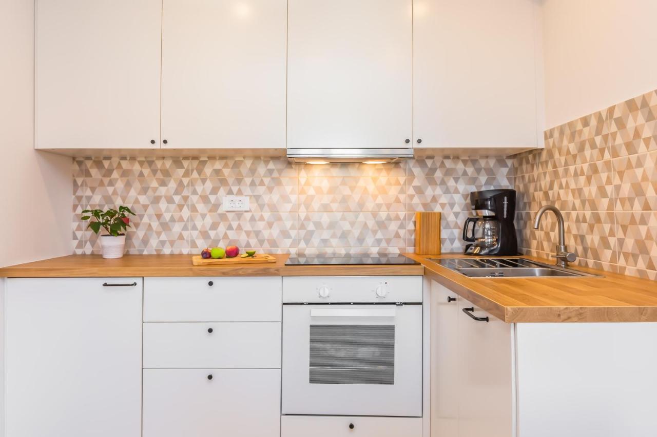 Adris Apartments Omis Bagian luar foto