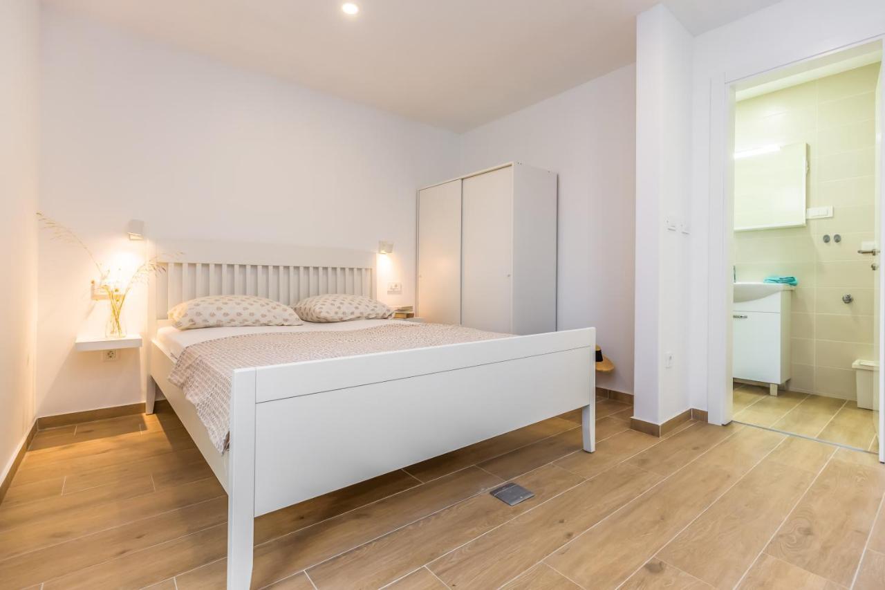 Adris Apartments Omis Bagian luar foto
