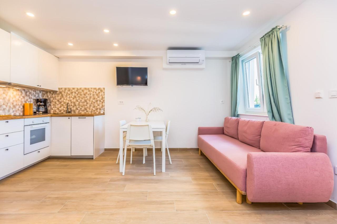 Adris Apartments Omis Bagian luar foto