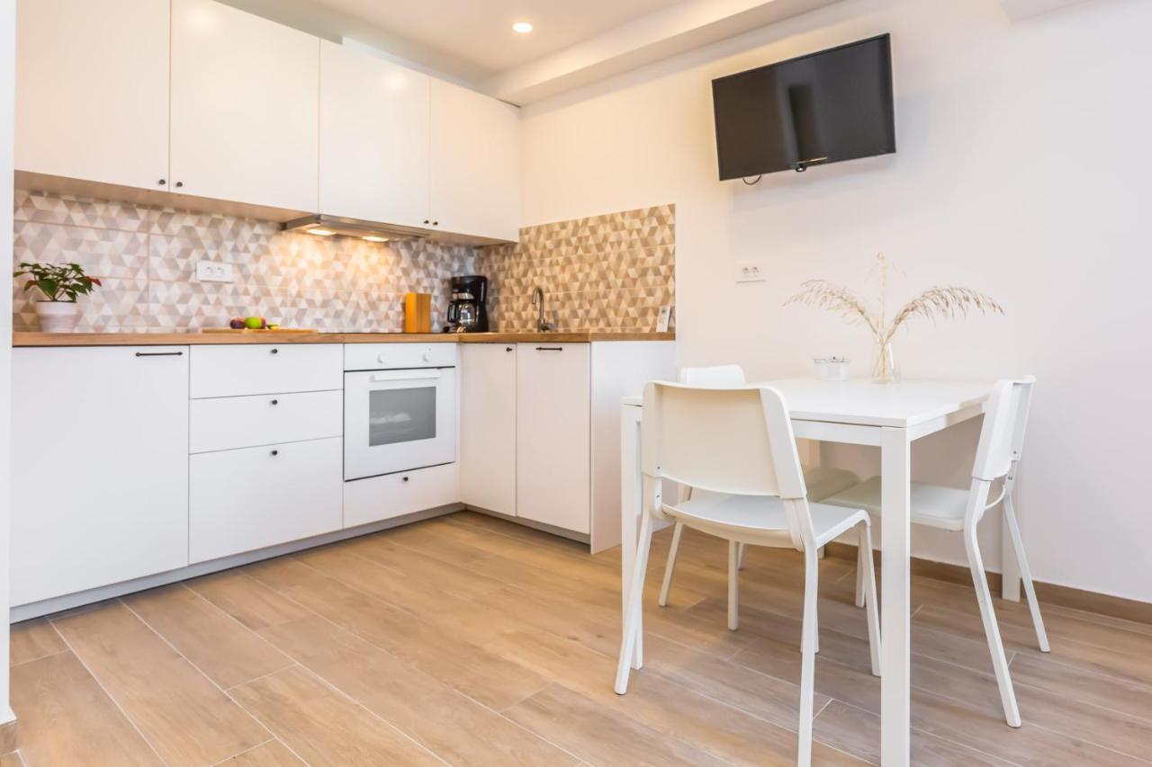 Adris Apartments Omis Bagian luar foto