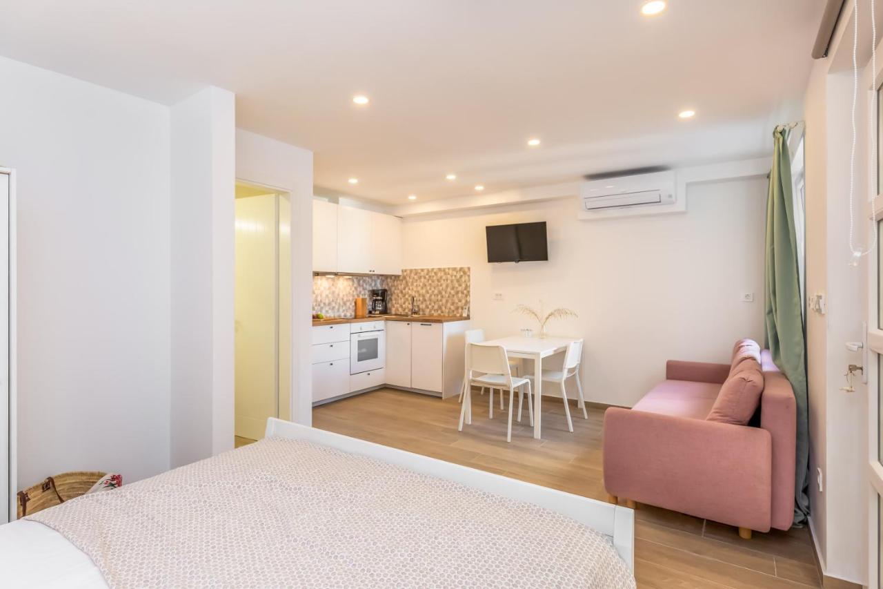 Adris Apartments Omis Bagian luar foto