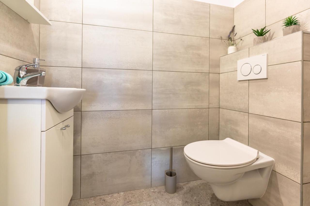 Adris Apartments Omis Bagian luar foto