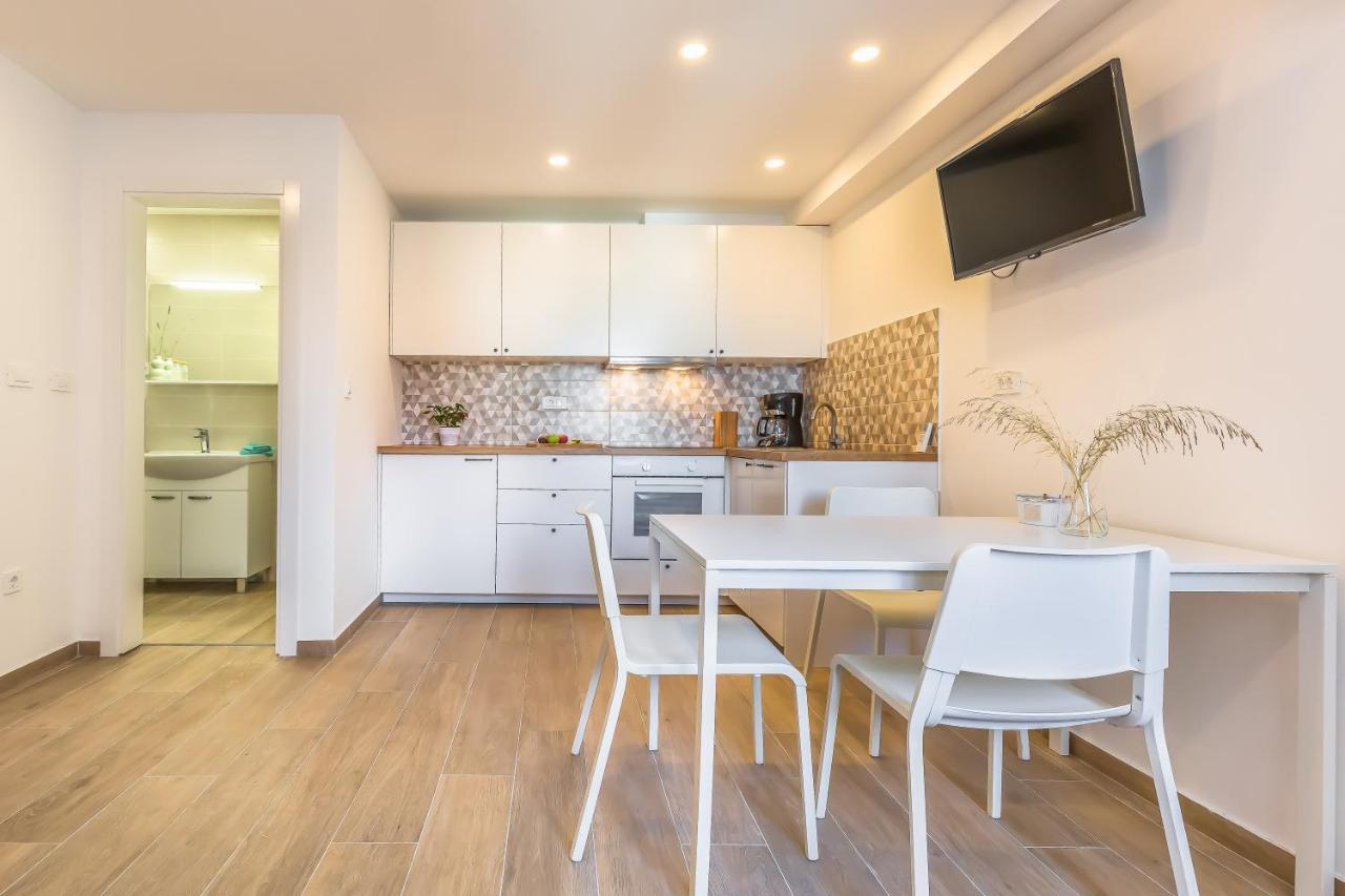 Adris Apartments Omis Bagian luar foto