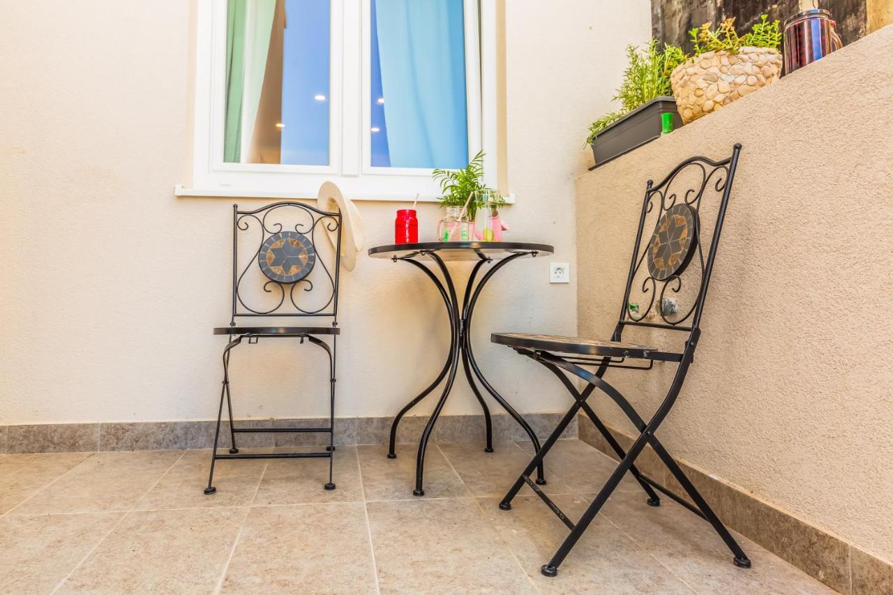 Adris Apartments Omis Bagian luar foto
