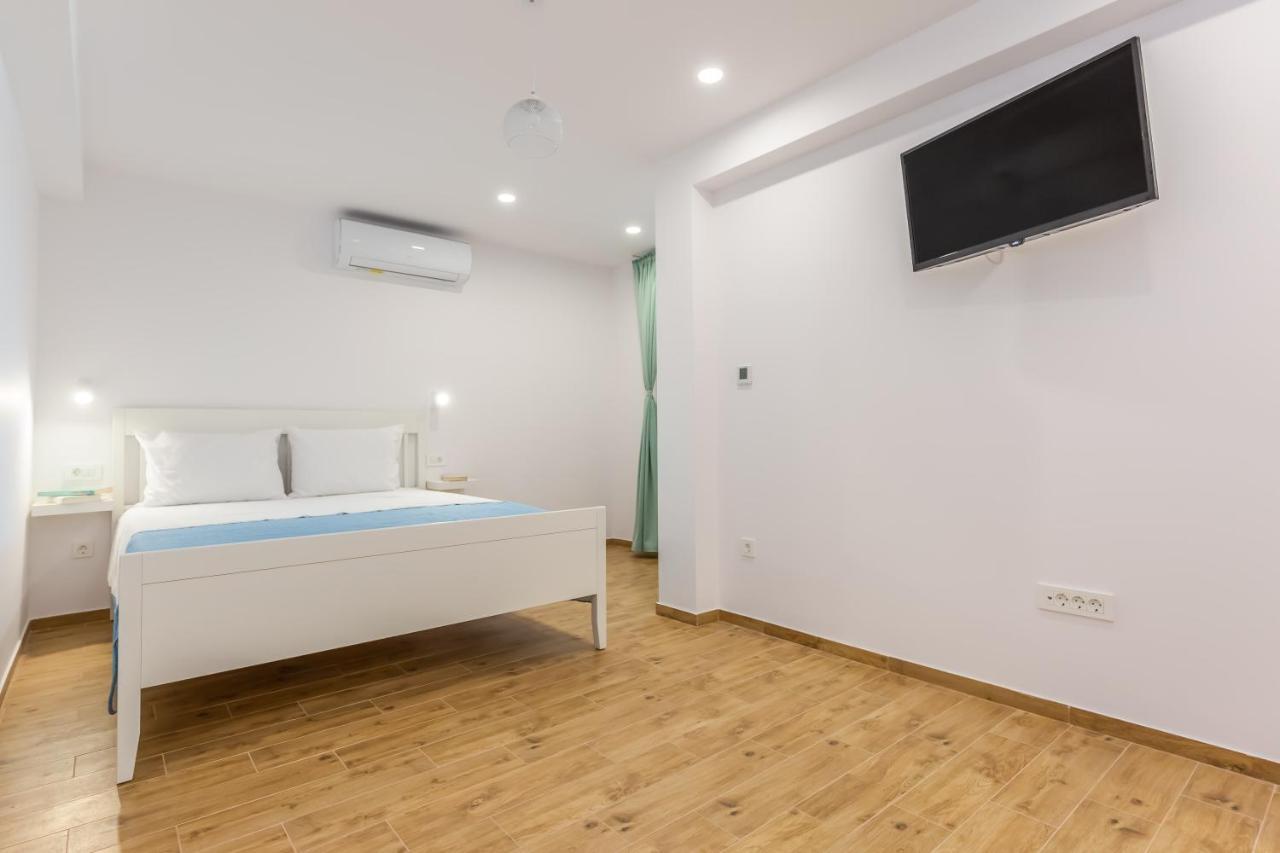 Adris Apartments Omis Bagian luar foto