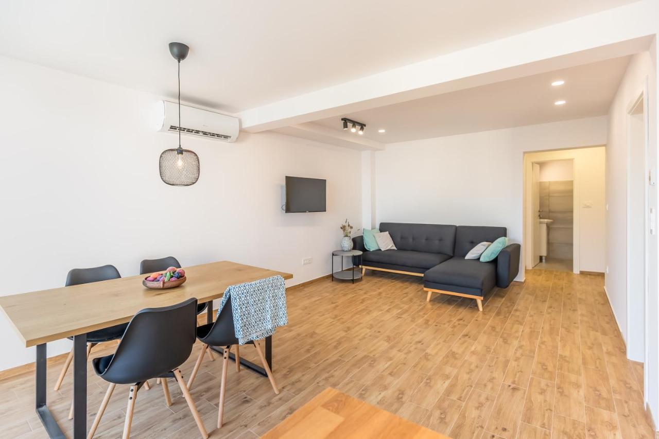 Adris Apartments Omis Bagian luar foto